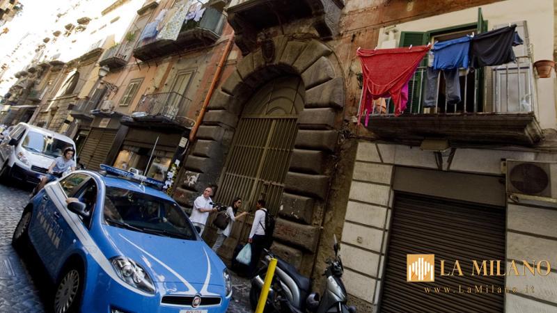 Aggressione a Napoli, donna violentata all’alba vicino Porta Capuana. Arrestato un 29enne