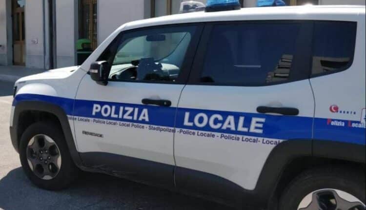 Aggressione alla stazione delle corriere, fermati tre minorenni dalla polizia locale.