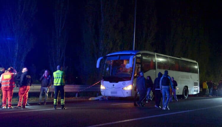 Agguato al pullman dei tifosi del Pistoia Basket: muore l'autista. Meloni: "Una violenza inaccettabile e folle"