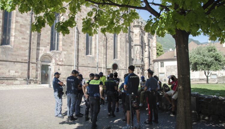 Bolzano, controlli straordinari della Polizia di Stato: sequestrata droga e denunciate due persone