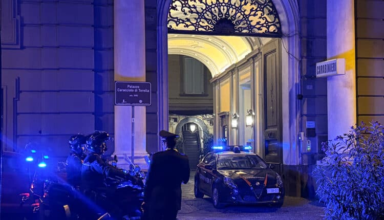 Napoli, coltelli, fuochi d’artificio e parcheggiatori abusivi: denunciati 3 giovani