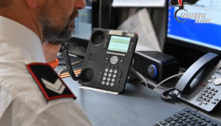 Vittoria, spruzza spray al peperoncino e rapina 2 uomini: arrestato 17enne