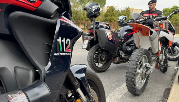 Napoli, 15enne fugge al posto di blocco: 17enne impennava su moto rubata. Raffica di controlli dei Carabinieri a Poggioreale e Ponticelli