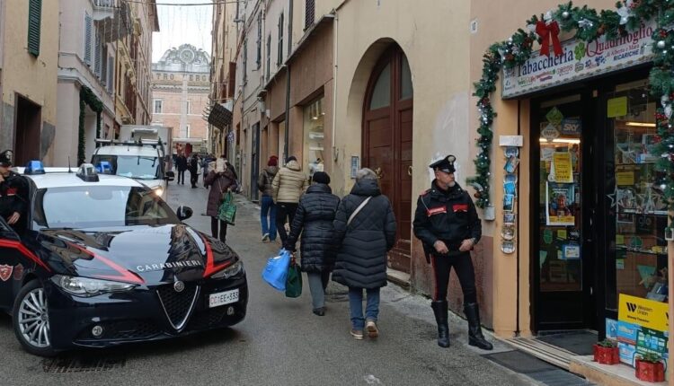 Jesi: denunciati due uomini per gratta e vinci rubati.