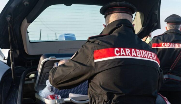 Napoli, 17enne senza patente fermato dai Carabinieri: il padre insulta e aggredisce i militari, denunciato