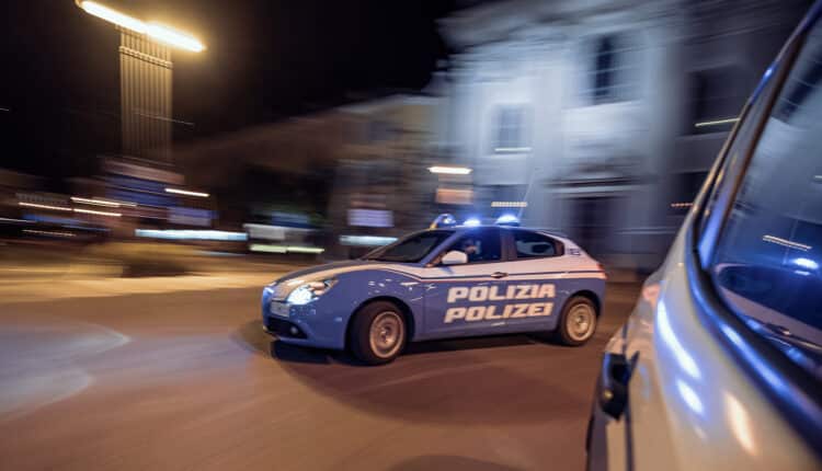 Bolzano, aggredisce i genitori e morde 2 poliziotti: arrestato un 22enne per resistenza e lesioni