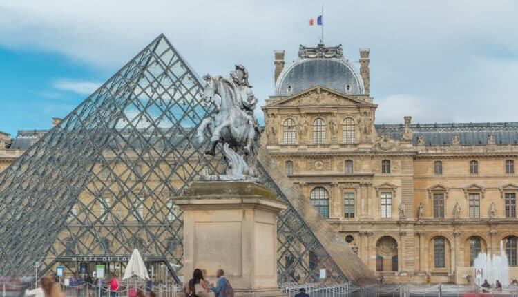 Furto al Louvre, cinque nuovi arresti a Parigi. I gioielli non sono ancora stati ritrovati