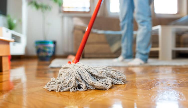Fare le pulizie con i bambini in casa