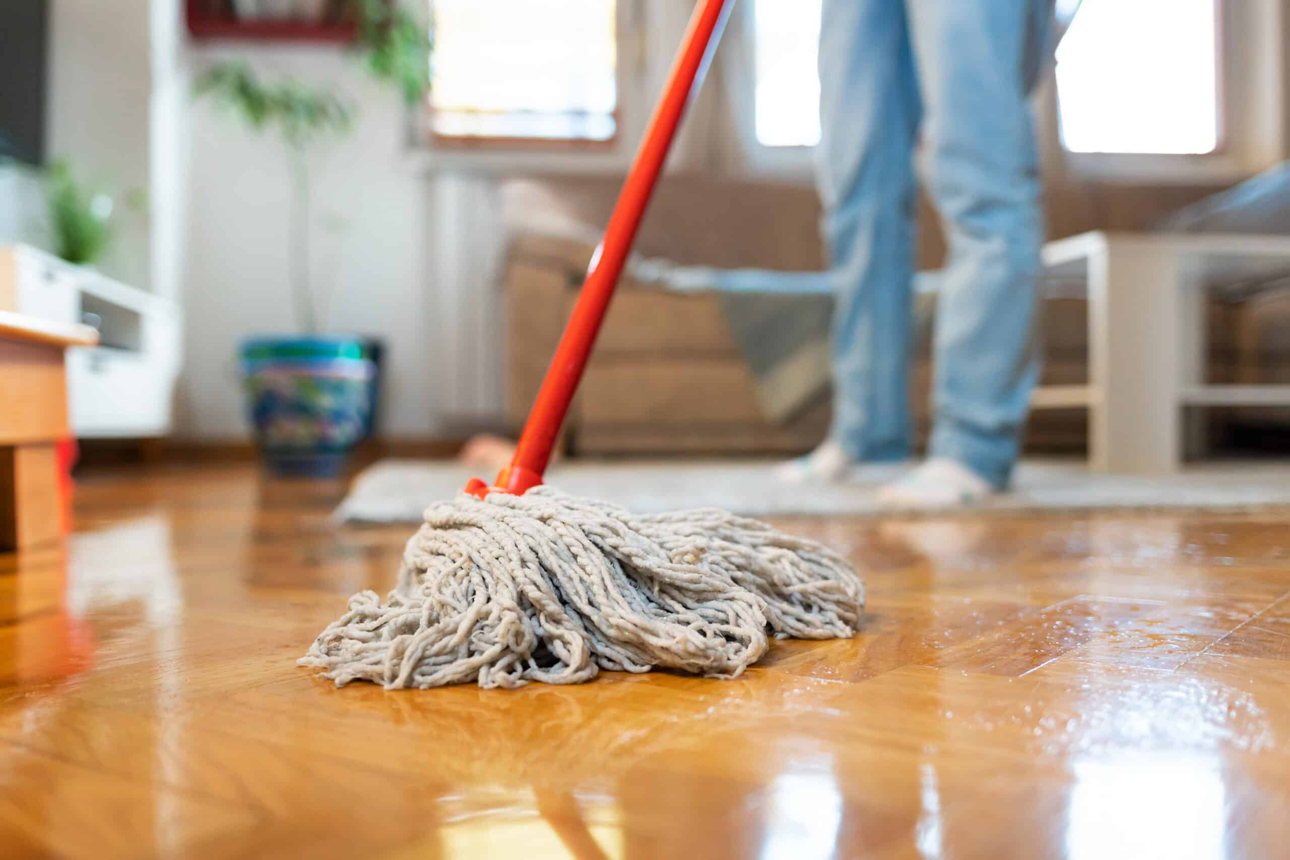 Fare le pulizie con i bambini in casa