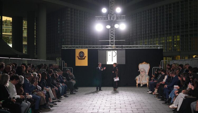 Milano: la piazza coperta più grande d'Europa diventa passerella della moda.