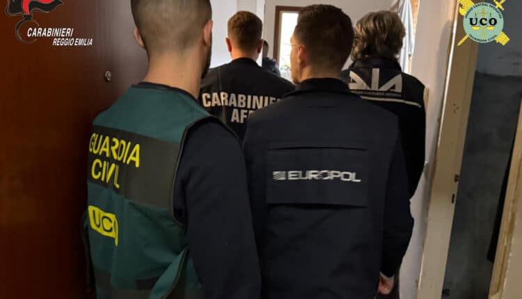 Reggio Emilia, smantellata banda transnazionale che rubava auto di lusso per venderle a Dubai: 9 arresti e sequestri per oltre 2 milioni
