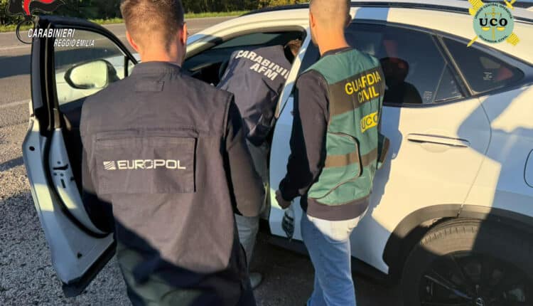 Reggio Emilia, smantellata banda transnazionale che rubava auto di lusso per venderle a Dubai: 9 arresti e sequestri per oltre 2 milioni