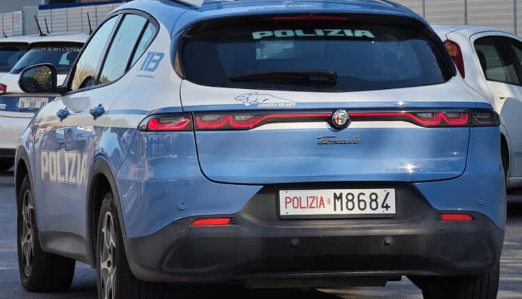 Roma, perseguita commessa per mesi: 46enne arrestato insieme a un complice evaso