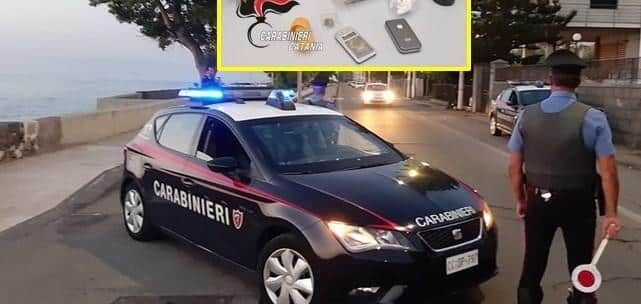 Giarre: i Carabinieri trovano droga nascosta in un beauty case tra i rifiuti.