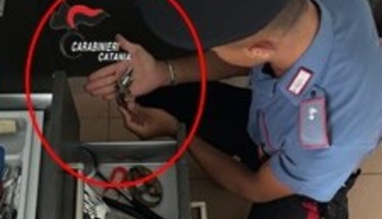 Catania, uomo armato di coltelli semina il panico in Corso Sicilia: bloccato dai Carabinieri dentro un supermercato