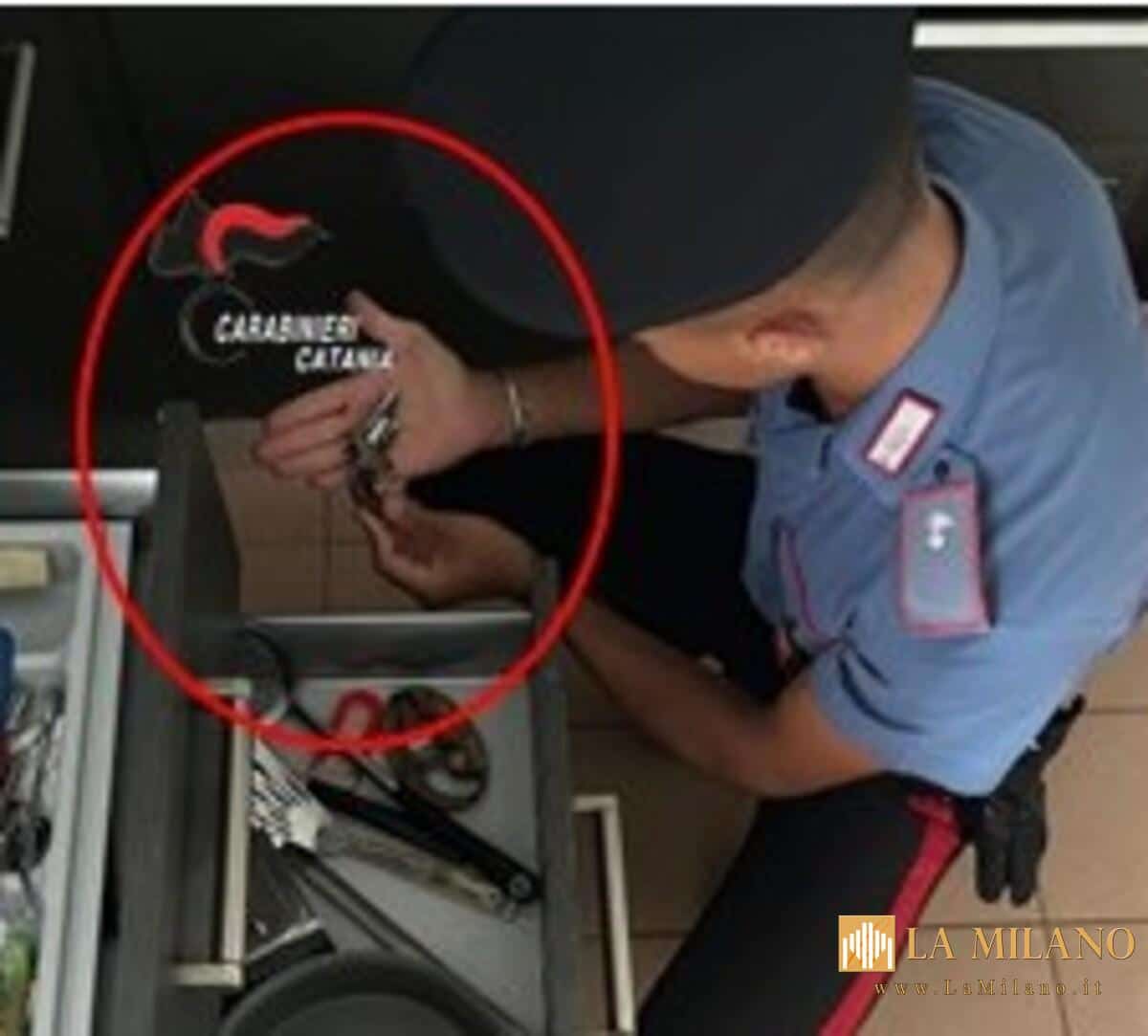 Catania, uomo armato di coltelli semina il panico in Corso Sicilia: bloccato dai Carabinieri dentro un supermercato