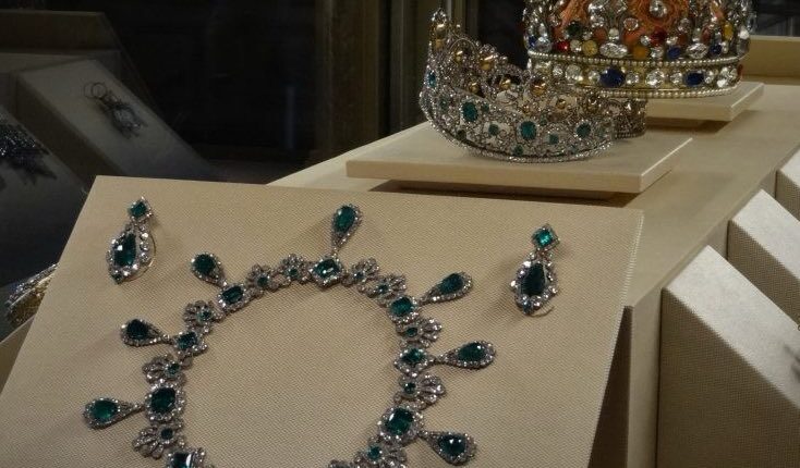 Furto dei gioielli di Napoleone al Louvre, Macron promette l’arresto dei colpevoli