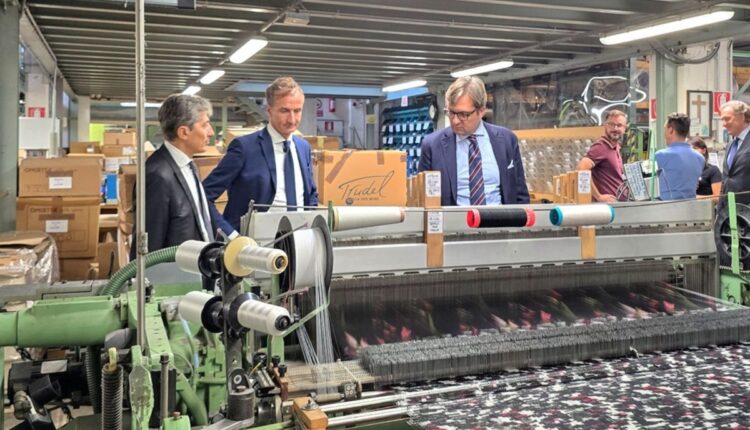 Regione Lombardia a Como: focus sul tessile e nuove Zone di Innovazione e Sviluppo per rafforzare le filiere economiche