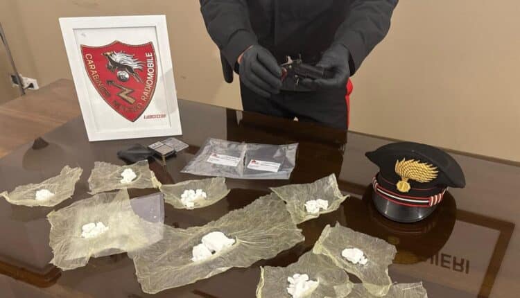 Lecce, droga e pistola nascosti nella porta blindata: arrestato 46enne