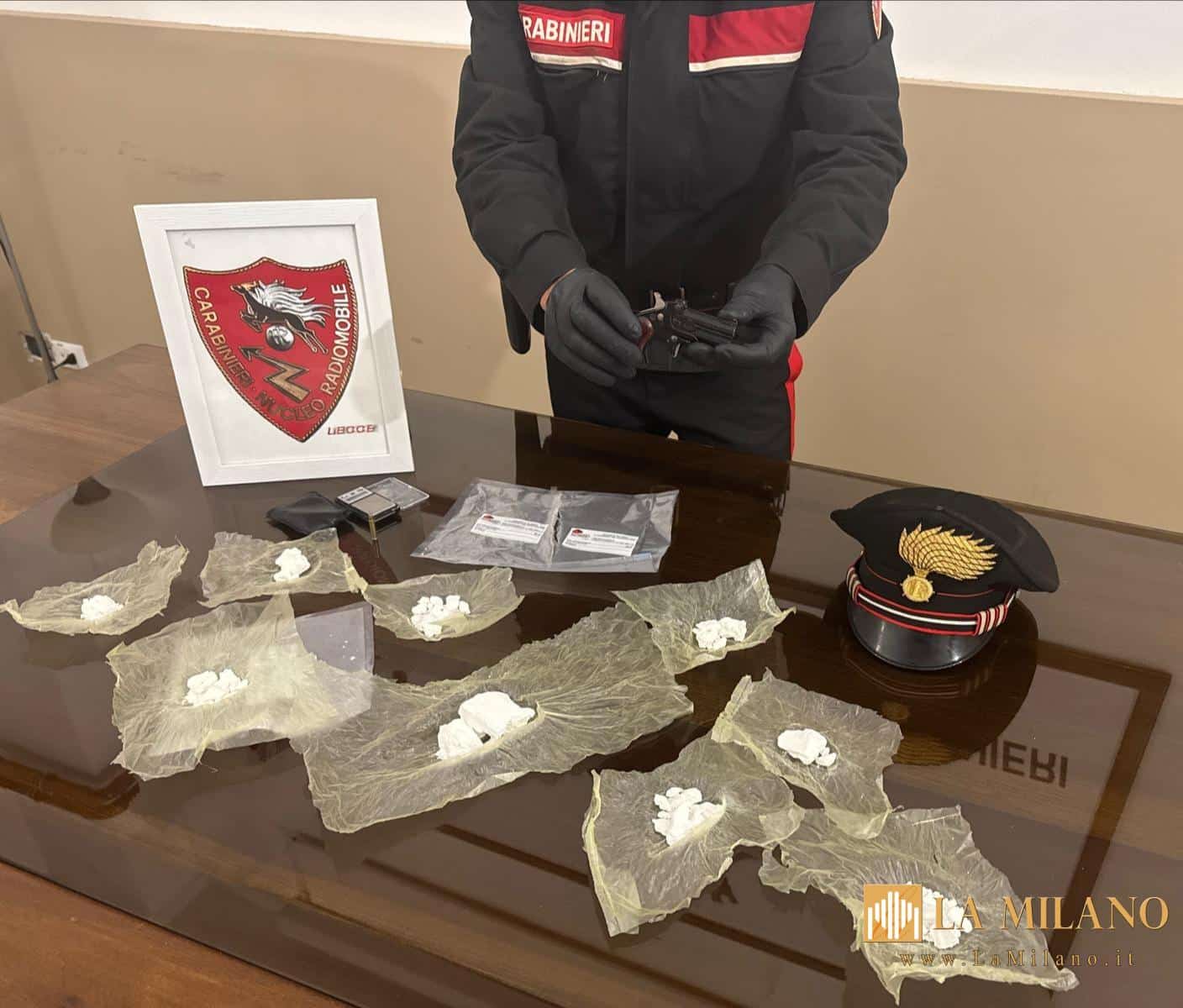 Lecce, droga e pistola nascosti nella porta blindata: arrestato 46enne