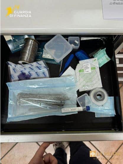 Bergamo, scoperto falso dentista in uno studio regolare: quattro denunce e sequestro di attrezzature e cartelle cliniche