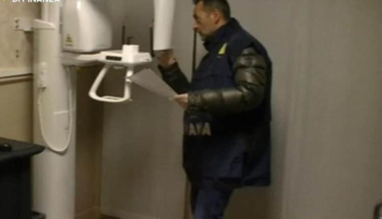Bergamo, scoperto falso dentista in uno studio regolare: quattro denunce e sequestro di attrezzature e cartelle cliniche