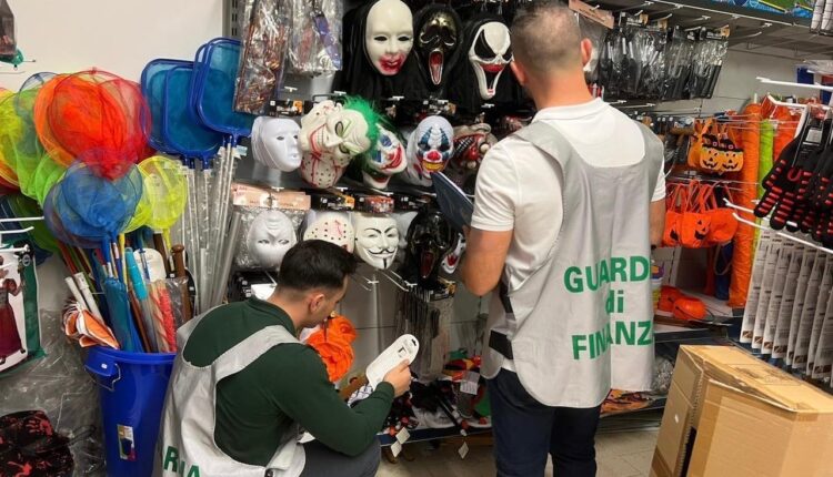 Bergamo, operazione “Safe Halloween”: sequestrate oltre 17 mila decorazioni e maschere non sicure