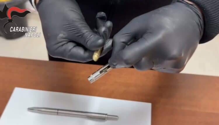 Napoli, armi camuffate e droga: Carabinieri arrestano 27enne con “penne pistola” pronte a sparare
