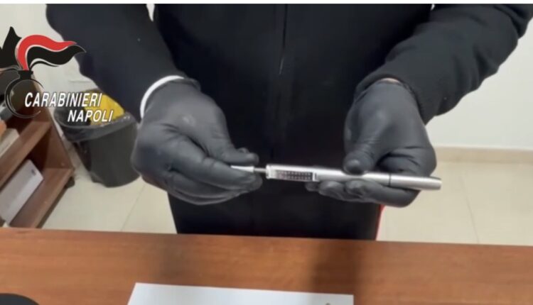 Napoli, armi camuffate e droga: Carabinieri arrestano 27enne con “penne pistola” pronte a sparare