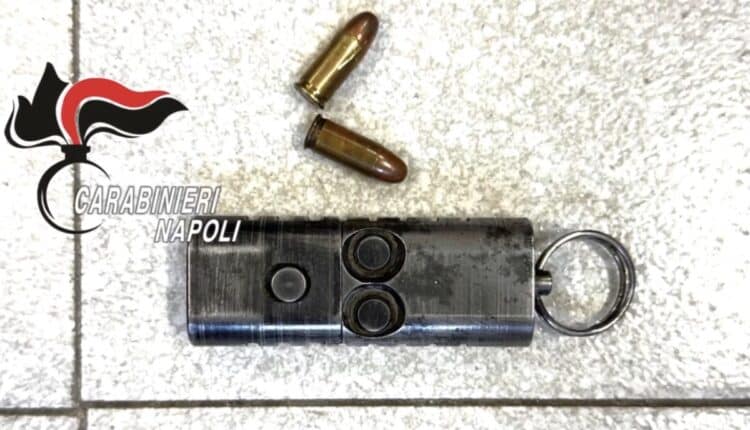 Napoli, armi camuffate e droga: Carabinieri arrestano 27enne con “penne pistola” pronte a sparare