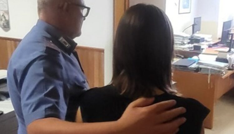 I Carabinieri di Belpasso bloccano un 47enne armato e in stato di alterazione vicino a un bar del centro. A Palagonia, un 60enne arrestato per aver sequestrato e violentato una donna attirata con un falso annuncio di lavoro.