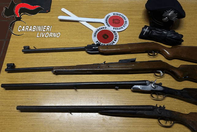 Livorno: due uomini risedevano illegalmente in casa di un'anziana e vi avevano nascosto armi rubate, denunciati.