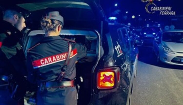 Ferrara e Comacchio: denunce per armi, ubriachezza, falsi appartenenti alle forze dell’ordine e guida in stato di ebbrezza