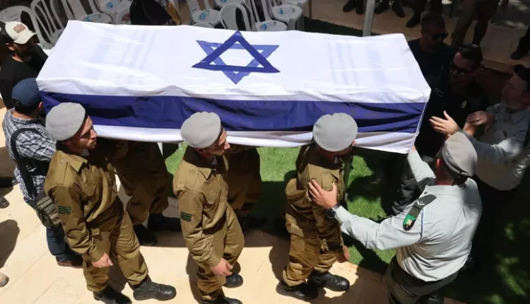 Altre due salme degli ostaggi israeliani restituite. Trump: "Se Hamas non rispetta l'accordo, Tel Aviv può attaccare"