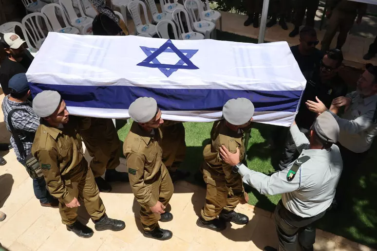 Altre due salme degli ostaggi israeliani restituite. Trump: "Se Hamas non rispetta l'accordo, Tel Aviv può attaccare"