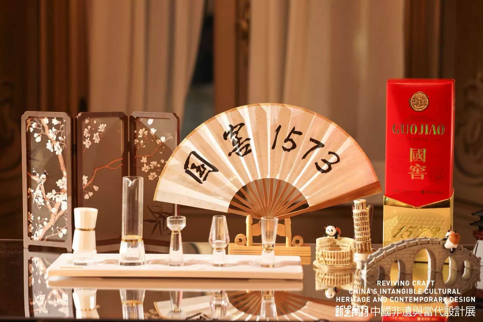 Guojiao1573 è il marchio di punta di baijiu ultra premium di Luzhou Laojiao, l'ideatore del baijiu dall'aroma forte. Pioniere e leader in questa categoria, la tradizione birraria di Luzhou Laojiao risale al 1324, quando GUO Huaiyu, noto come “padre della produzione di prodotti fermentati”, creò Ganchun Qu (antipasto di fermentazione dolce e delicato), producendo la prima generazione di liquore Luzhou Daqu. Sin dal regno Wanli della dinastia Ming, il National Treasure Cellar Cluster del 1573 è stato utilizzato ininterrottamente per 452 anni, guadagnandosi il titolo di “reliquia vivente” nel mondo della birra. Inoltre, le tecniche tradizionali di produzione della birra di Luzhou Laojiao —che abbracciano 701 anni e 24 generazioni di eredità— sono state iscritte nella prima lista nazionale cinese del patrimonio culturale immateriale, un vero esempio di “patrimonio vivente.” Dalla vittoria della medaglia d'oro all'Esposizione Internazionale Panama-Pacifico nel 1915 all'ottenimento del titolo di “Liquore famoso della Cina” in ogni valutazione nazionale sin dalla fondazione della Repubblica Popolare, Luzhou Laojiao ha costantemente rappresentato il Baijiu nazionale cinese ad aroma forte, condividendo con il mondo la ricchezza e la profondità della cultura cinese.