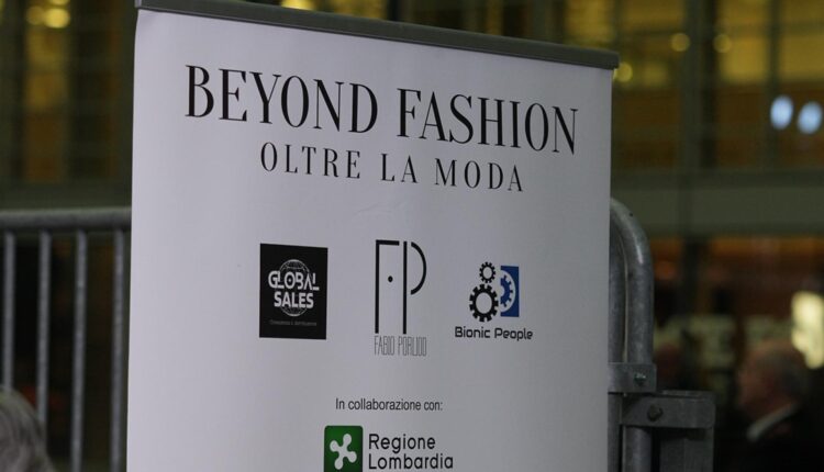 Milano: la piazza coperta più grande d'Europa diventa passerella della moda.