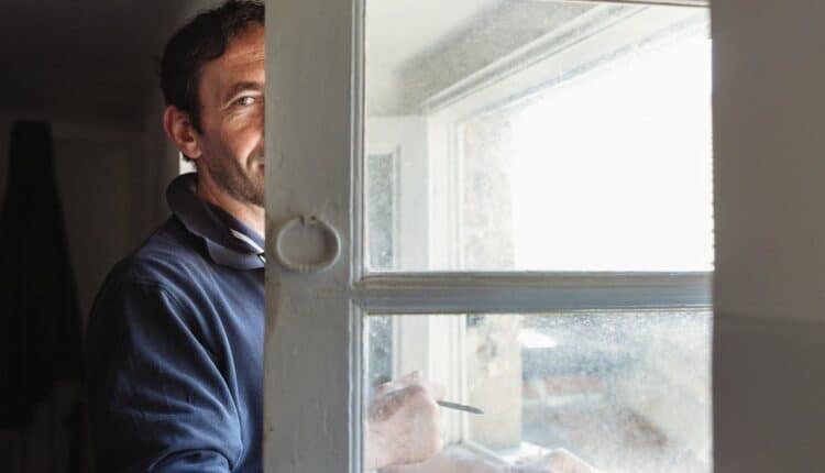 “Oltre lo sguardo”: a Bologna una mostra per raccontare dieci anni di fotografia sull’homelessness