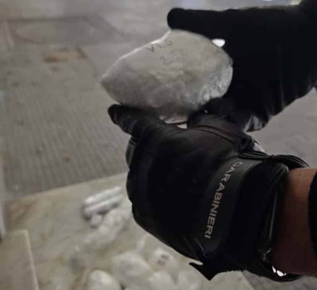 Caivano, blitz dei Carabinieri al Parco Verde: scoperta centrale della droga con videosorveglianza e nascondigli elettronici