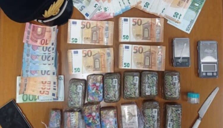 Benevento: 32enne arrestato con oltre un chilo di hashish, cocaina e 27mila euro in contanti
