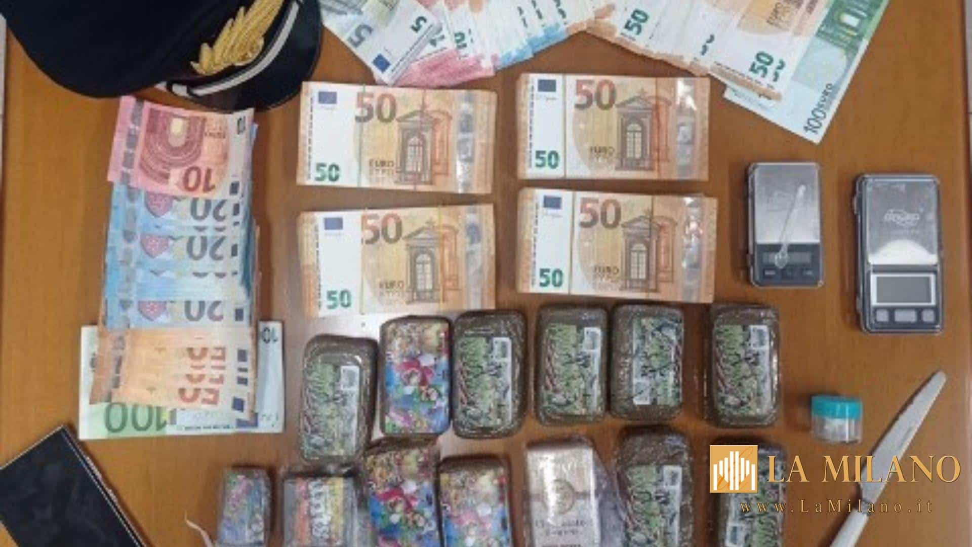 Benevento: 32enne arrestato con oltre un chilo di hashish, cocaina e 27mila euro in contanti