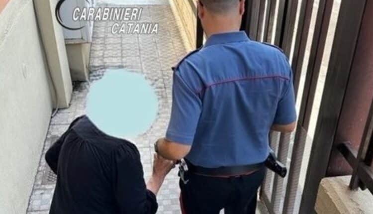 Biancavilla, picchia la madre perché non gli dà i soldi: arrestato dai Carabinieri un 46enne di Paternò