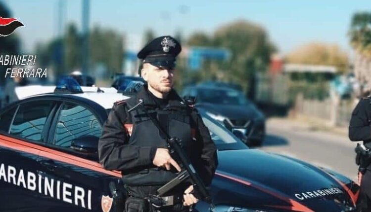 Ferrara: uomo in escandescenza assalta un’ambulanza, arrestato dai Carabinieri nella notte.
