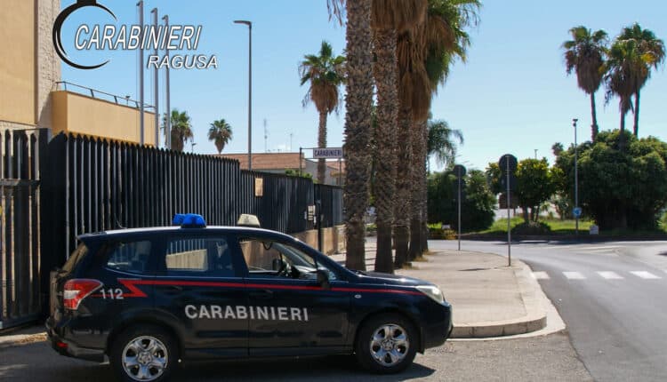 Ragusa, evade dai domiciliari e aggredisce un giovane sul lungomare di Marina: 22enne finisce in carcere