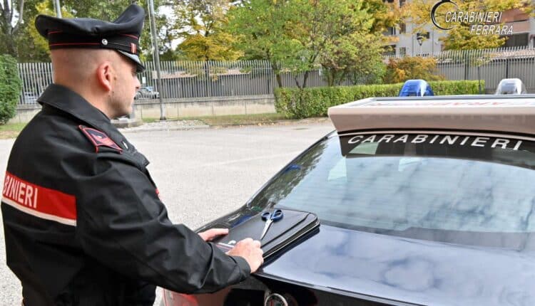 Ferrara, aggredisce la madre e minaccia i Carabinieri con una forbice: arrestato 38enne