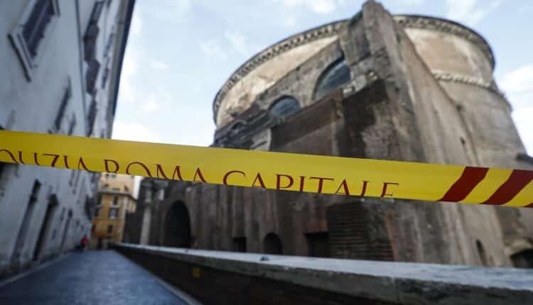 Roma, turista giapponese muore dopo una caduta dal muro del Pantheon