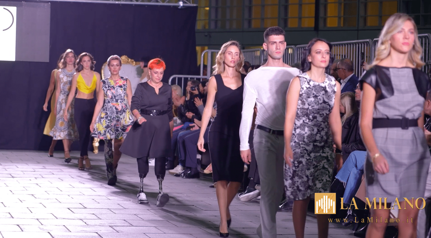 Moda e inclusione, grande successo a Milano per la sfilata “Beyond Fashion”: modelle con disabilità protagoniste in piazza Città di Lombardia