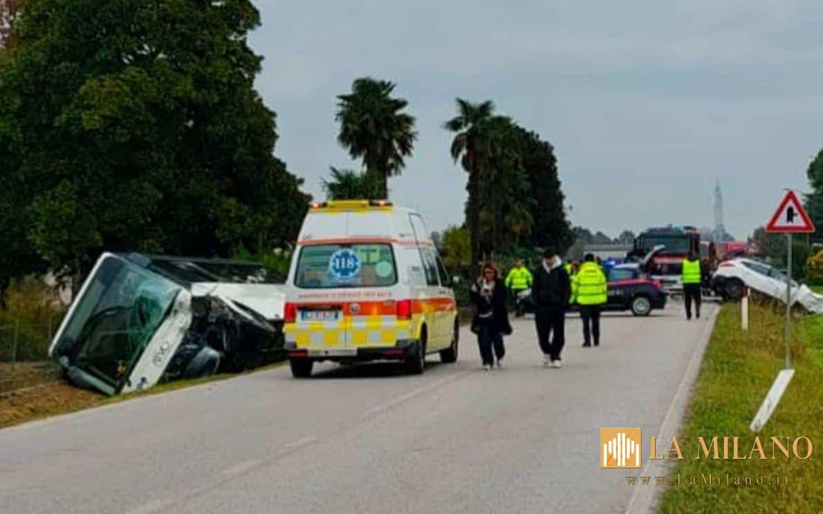 Scontro fra un Suv e un autobus: morto il conducente e 11 studenti feriti