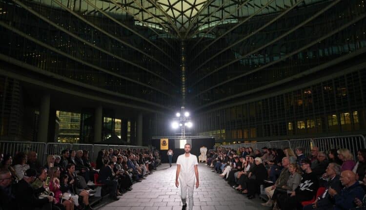 Milano: la piazza coperta più grande d'Europa diventa passerella della moda.