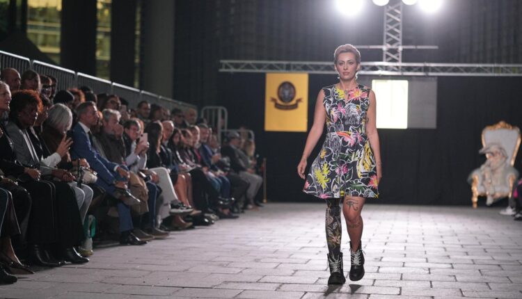 Milano: la piazza coperta più grande d'Europa diventa passerella della moda.